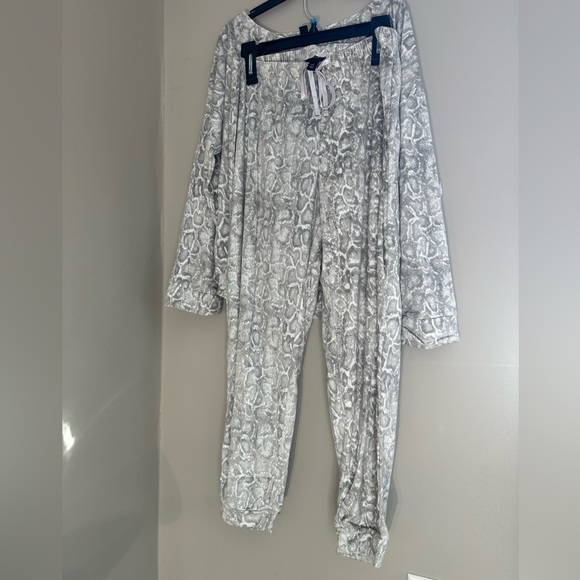 22. NWT TAHARI ANIMAL SOFT LOUNGE SET TOP IS SIZE MEDIUM AND BOTTOMS ARE LARGE - Picture 2 of 9